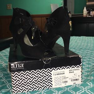 Size 7.5 black suede heels🖤